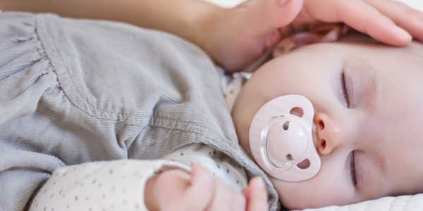 Por qué los bebés se despiertan por la noche